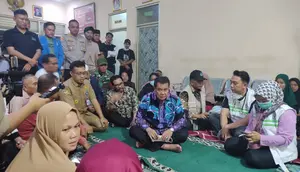 Warga Dikepung Asap Kebakaran TPA Jatiwaringin, Bayi Diungsikan ke Hotel