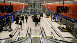 Pemerintah Israel telah menetapkan keadaan darurat, dan warga diminta berlindung saat sirene serangan udara berbunyi. Tampak dalam foto, orang-orang berlindung di stasiun metro bawah tanah saat sirene serangan udara memperingatkan datangnya rudal Iran di Tel Aviv, Israel, Sabtu, 7 Maret 2026. (AP Photo/Ohad Zwigenberg)