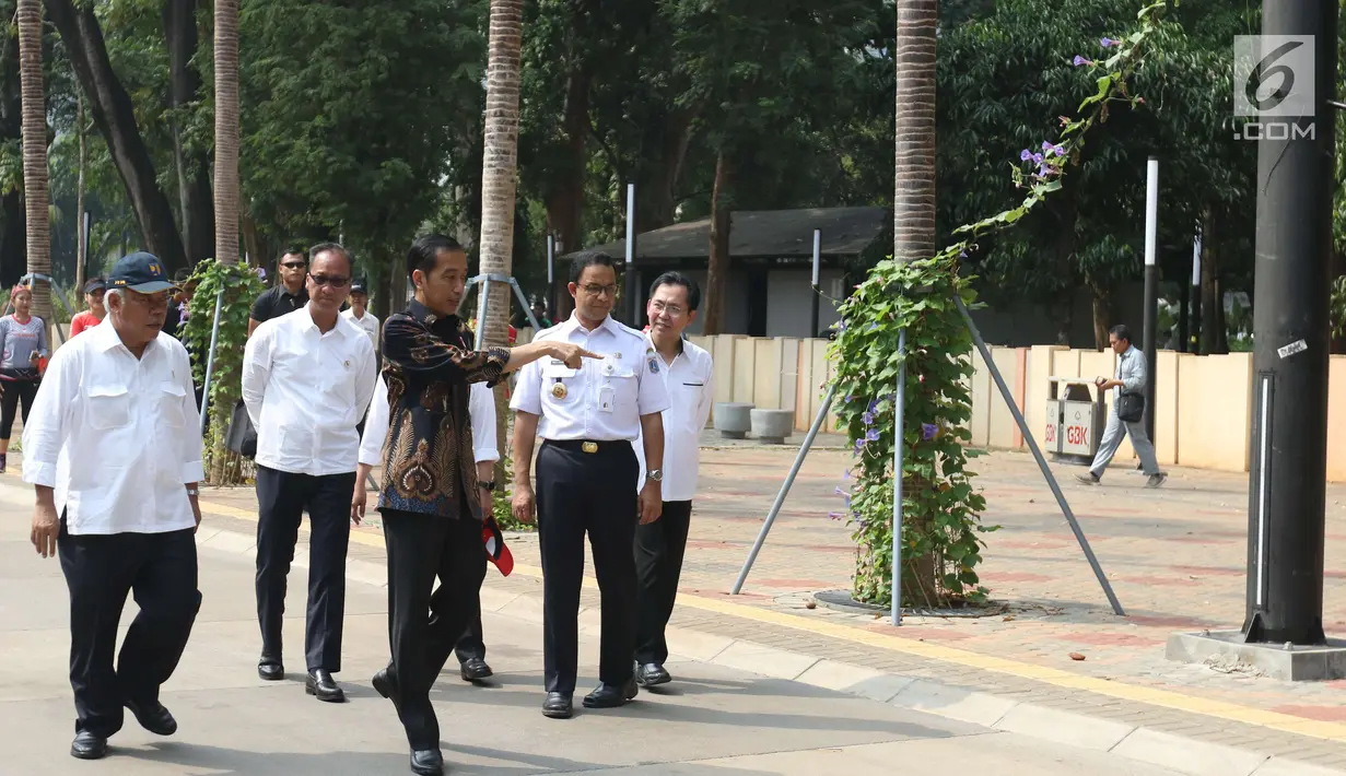 Presiden Jokowi didampingi Menteri PUPR Basuki Hadimuljono, Gubernur DKI Anies Baswedan dan Dirut GBK Winarto meninjau fasilitas umum untuk masyarakat berkebutuhan khusus di Kompleks Gelora Bung Karno, Senayan, Selasa (16/10). (Liputan6.com/Angga Yuniar)