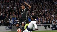 Bek Spurs, Danny Rose menghadang pergerakan David Neres pada leg 1, Semifinal Liga Champions yang berlangsung di Stadion Tottenham Hotspur, London, Rabu (1/5). Ajax menang 1-0 atas Tottenham Hotspur. (AFP/Emmanuel Dunand)