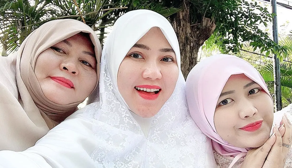 Via Vallen tampil kompak dengan keluarganya. Dengan balutan hijab berwarna putih, Via Vallen terlihat semakin cantik.(Liputan6.com/IG/@viavallen)