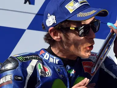 Finis Kedua, bukti kehebatan Valentino Rossi setelah start dari posisi ke-15 MotoGP Australia di Sirkuit Phillip Island, Minggu (23/10/2016). (AFP/Saeed Khan)