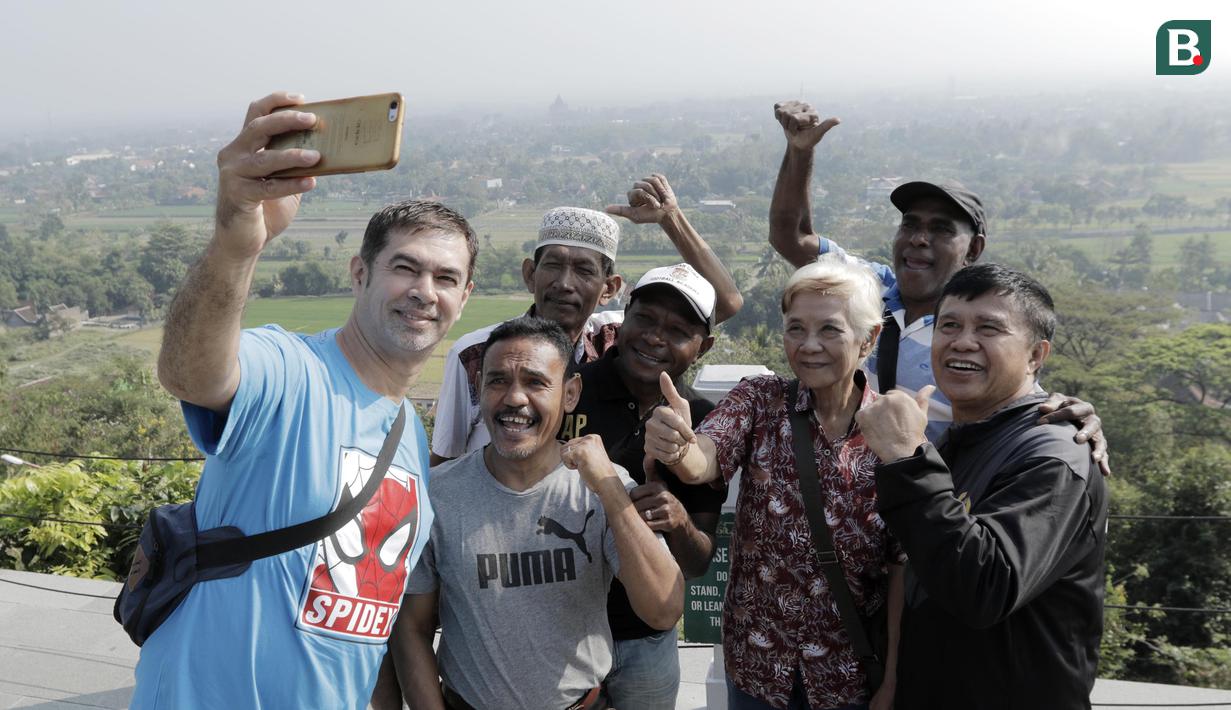 Legenda olahraga Indonesia foto bersama di Yogyakarta, Rabu (18/7/2018). Mereka kembali dipertemukan dalam rangkaian acara kirab obor Asian Games 2018. (Bola.com/M Iqbal Ichsan)