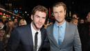 DNA ketampanan yang mutlak sepertinya memang mengalir di keluarga Hemsworth. Lihat saja ketampanan Chris Hemsworth dan Liam Hemsworth yang nggak ada habisnya. (AP Images/HollywoodReporter)