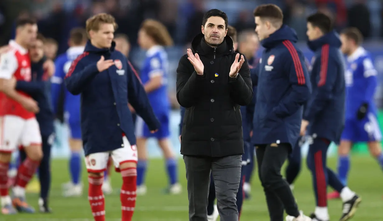 Pelatih Arsenal, Mikel Arteta merayakan kemenangan atas Leicester City pada laga pekan ke-25 Liga Inggris 2022/2023 di King Power Stadium, Sabtu (25/02/2023). Laga berakhir dengan kemenangan 1-0 Arsenal. (AFP/Darren Staples)