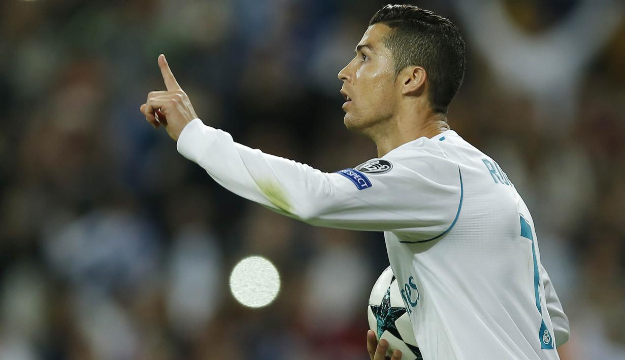 Bintang Real Madrid, Cristiano Ronaldo, merayakan gol ke gawang Tottenham pada laga Liga Champions di Stadion Santiago Bernabeu, Madrid, Selasa (17/10/2017). Kedua klub bermain imbang 1-1. (AP/Paul White)