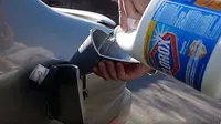 Seorang Youtuber mencoba menuang sebotol pemutih di tangki bensin Infiniti miliknya. (autoevolution.com)