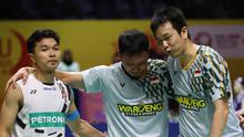 Ekspresi Ganda putra Indonesia, Mohammad Ahsan/Hendra Setiawan, setelah merampungkan laga terakhir di kancah bulutangkis dunia, yaitu pada 16 besar Indonesia Masters 2025, di Istora Senayan, Jakarta, Kamis (23/1/2025). The Daddies resmi pensiun dari kancah bulutangkis dunia. (Bola.com/Abdul Azis)