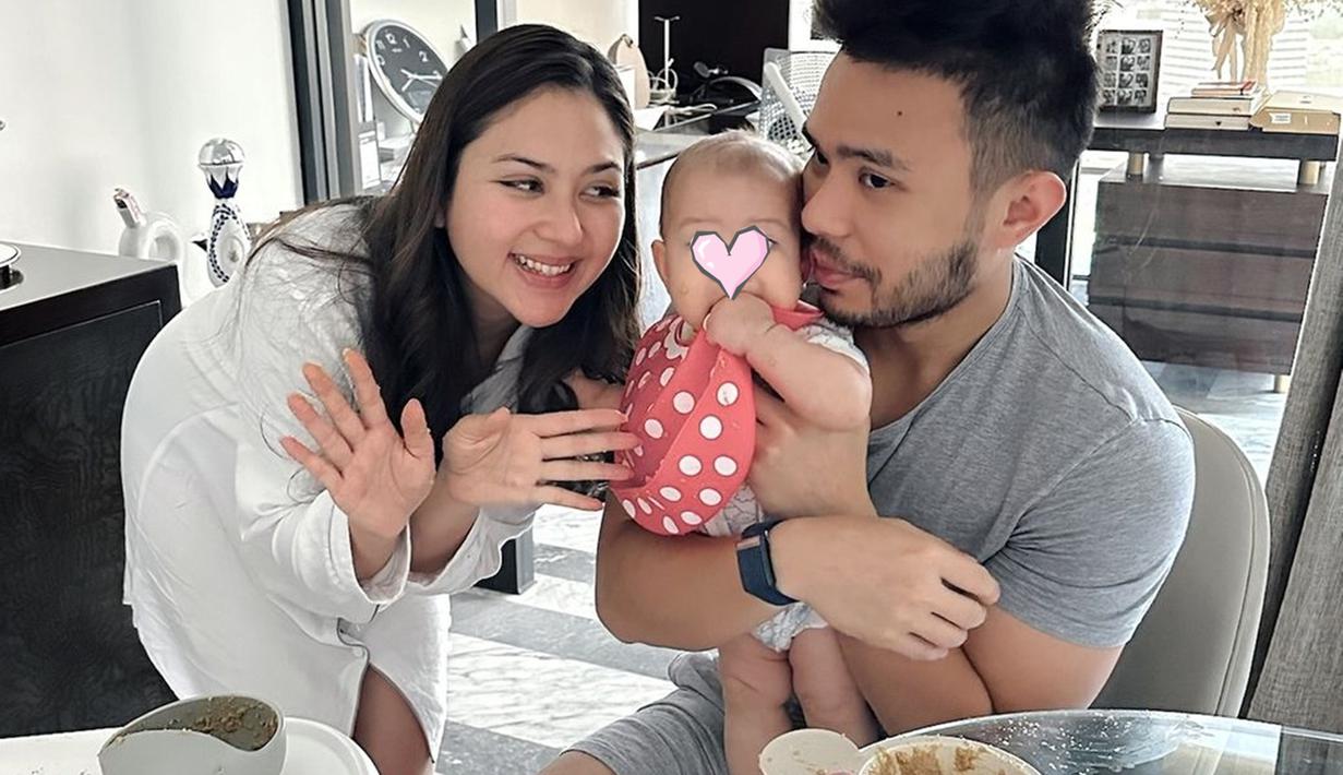 Potret Jessica Mila dan Yakup Hasibuan temani Kyarra santap makanan MPASI pertamanya. Pasangan artis yang menikah tahun 2023 ini bekerja sama mengurus anak perempuan kesayangannya yang mulai mengenal makanan. Dari foto ini terlihat, Yakup Hasibuan dan Mila bergantian menyuapi Kyarra atau sesekali membiarkan Kyarra memakan makanannya sendiri. (Liputan6.com/IG/jscmila)