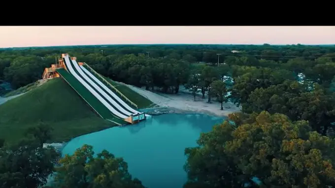 Seru dan Tegang Meluncur di Kolam Renang Royal Flush Texas, AS