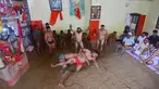 Pegulat beraksi dalam pertandingan gulat tradisional di klub gulat Loknath Vyayamsala di Prayagraj, India, (21/8/2023). Acara tersebut untuk merayakan festival Hindu Nag Panchami. (AFP/Sanjay kanojia)
