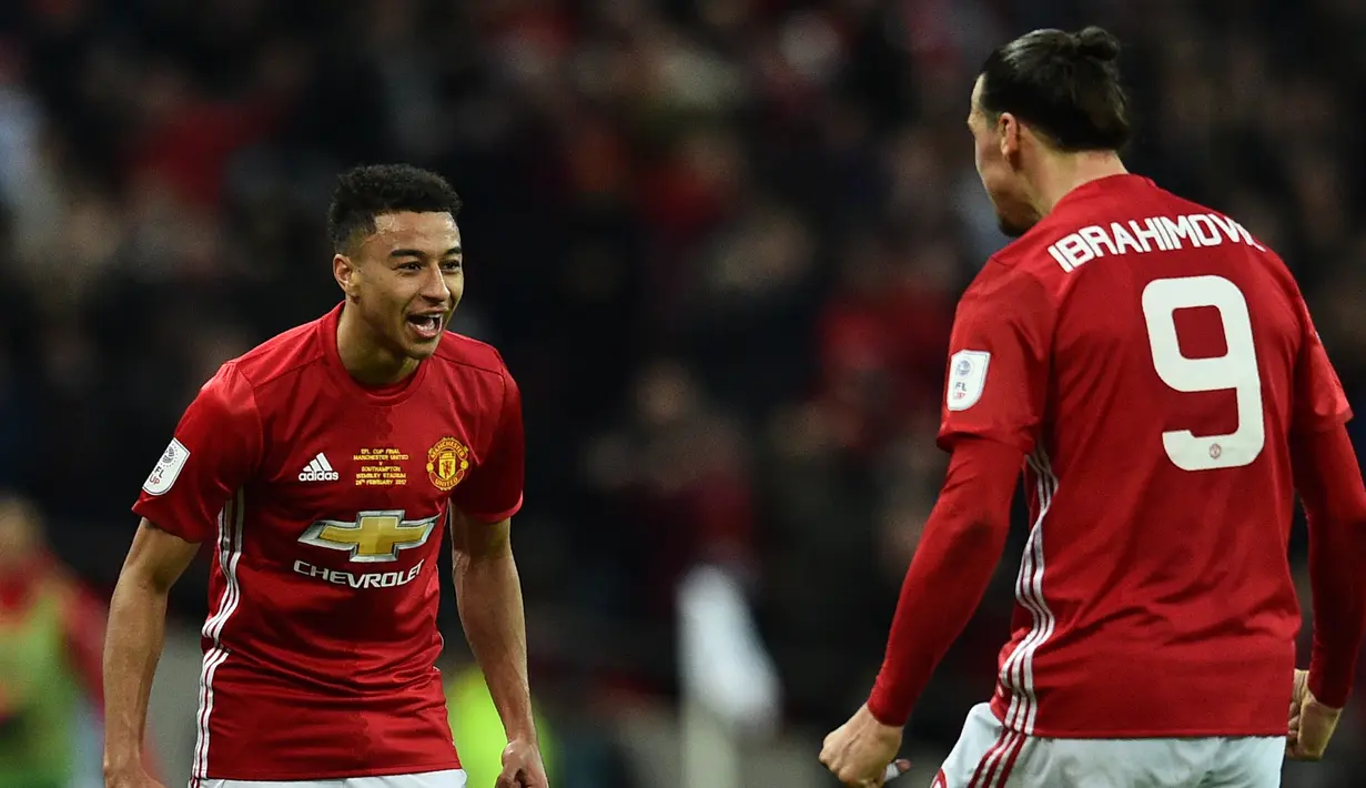 Gelandang MU, Jesse Lingard melakukan selebrasi bersama Zlatan Ibrahimovic usai mencetak gol ke gawang Southampton pada final Piala Liga Inggris di Stadion Wembley, London, (27/2). MU menang atas Southampton dengan skor 3-2. (AFP Photo / Glyn Kirk)