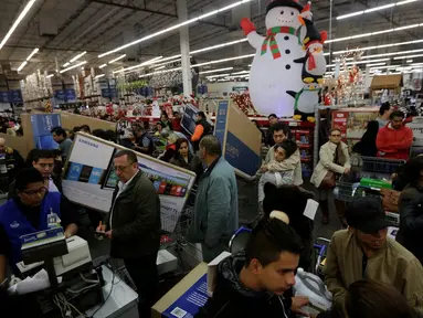 Suasana 'Black Friday' di salah satu toko di Mexico City, Meksiko, Jumat (18/11). 'Black Friday' adalah pesta diskon yang biasa digelar menjelang natal. (REUTERS / Henry Romero)