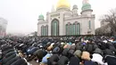 Umat Muslim melaksanakan salat subuh untuk memulai perayaan Idul Fitri di luar Masjid Agung Moskow pada 10 April 2024. (NATALIA KOLESNIKOVA/AFP)