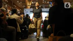 Model menggunakan produk Eiger Tac yang merupakan produk unggulan Eiger Adventure saat dirilis di Eiger Flagship Store, Jakarta, Selasa (4/4/2023). (Liputan6.com/Herman Zakharia)