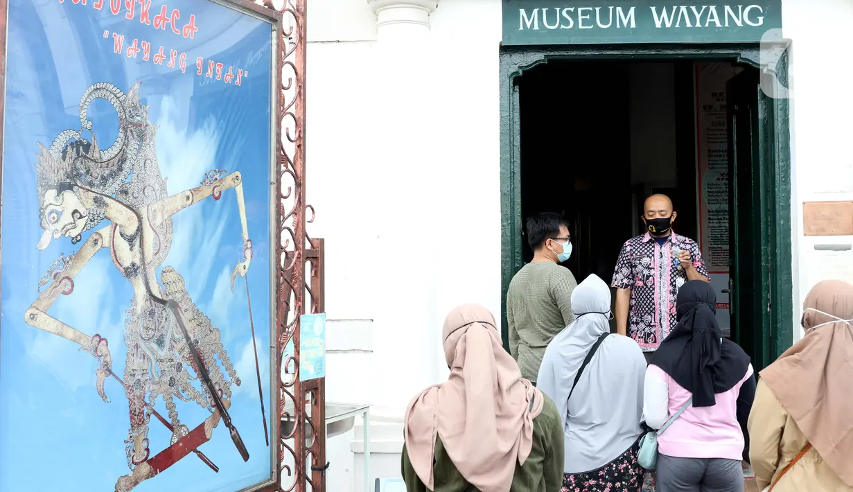 Pengunjung menyimak arahan petugas sebelum memasuki Museum Wayang di kawasan Kota Tua Jakarta, Kamis (29/10/2020). Libur panjang di masa pemberlakuan PSBB transisi Jakarta dimanfaatkan warga untuk mengunjungi lokasi-lokasi wiisata. (Liputan6.com/Helmi Fithriansyah)