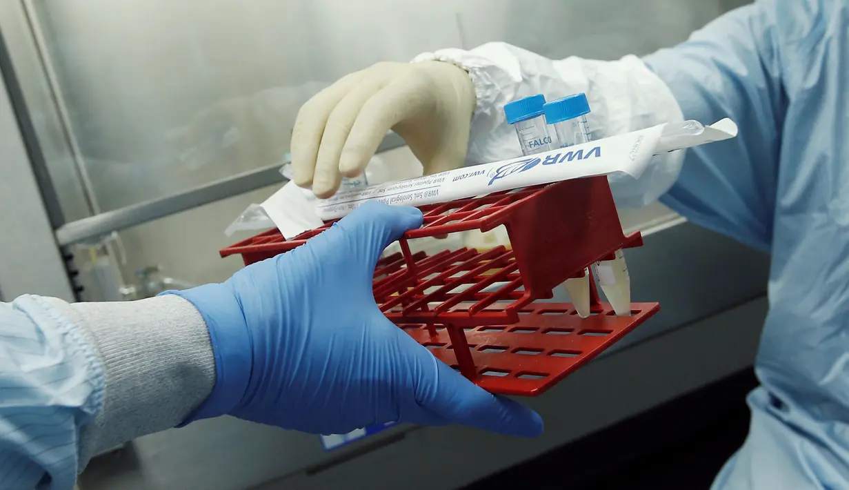 Manufaktur Associates Theodore Szmurlo dan David Artus bekerja di ruang kultur sel saat bekerja pada pengembangan vaksin virus Zika di Protein Sciences Inc. di Meriden, Connecticut, (20/6).  (REUTERS/Mike Segar)