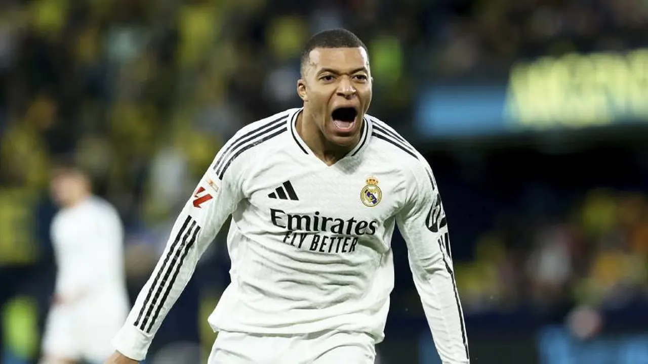 Kylian Mbappe merayakan gol kedua Real Madrid dalam laga Villarreal vs Real Madrid di La Liga, Minggu (16/3/2025) dini hari WIB. (c) AP Photo/Alberto Saiz