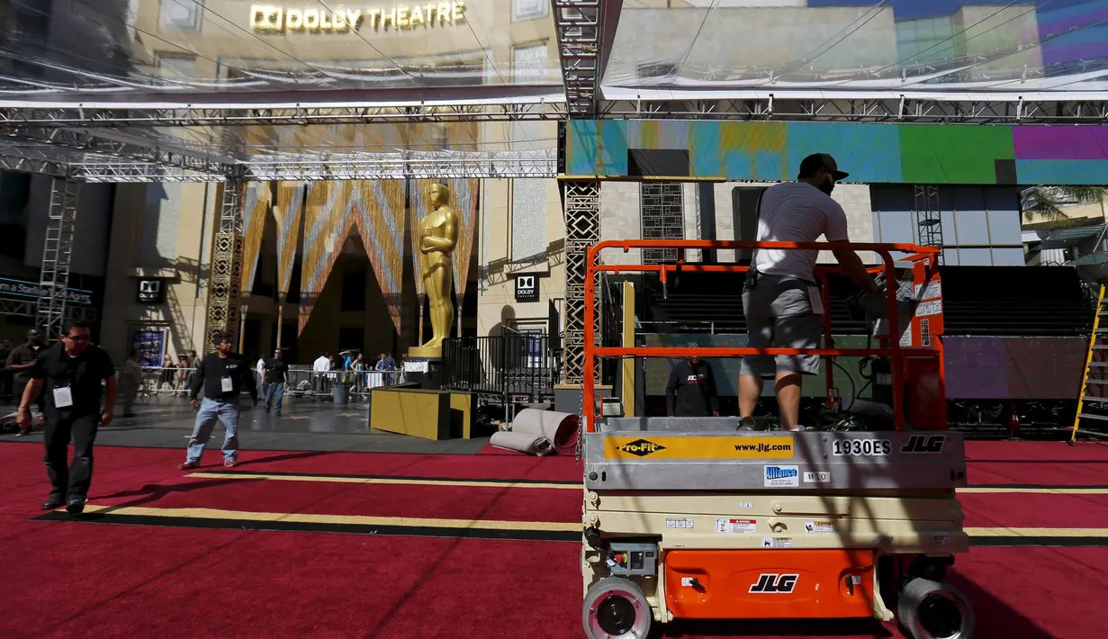 Pekerja saat mengatur area kedatangan di luar Teater Dolby selama persiapan untuk 88 Academy Awards di Hollywood, California (24/2). Piala Oscar akan digelar pada 28 Februari 2016. (REUTERS/Mike Blake)