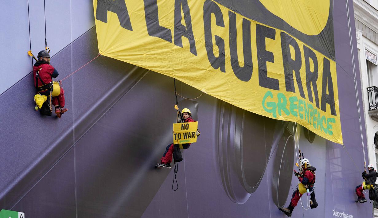 Dalam aksinya, mereka mengecam serangan militer Amerika Serikat dan Israel ke Iran dan menyerukan perdamaian. Tampak dalam foto, aktivis Greenpeace membentangkan spanduk besar bertuliskan "Tidak untuk Perang" sebagai bentuk protes terhadap serangan Amerika Serikat (AS) dan Israel terhadap Iran, di Lapangan Puerta del Sol, Madrid, Spanyol, pada Selasa 10 Maret 2026. (Paul Hanna/AFP)