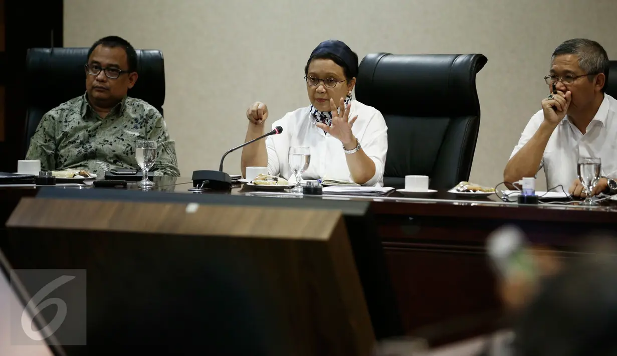 Menlu Retno Marsudi (tengah) bersama Pengamat Timur Tengah, Trias Kuncahyono (kanan) menjadi pembicara dalam diskusi di Kantor Staf Presiden, Komplek Istana, Jakarta, Rabu (2/3). Diskusi itu membahas KTT OKI dan isu Palestina (Liputan6.com/Faizal Fanani)