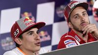 Dua pebalap MotoGP, Marc Marquez (kiri) dan Andrea Dovizioso, pada sesi konferensi pers jelang MotoGP Spanyol, Jumat (4/5/2018). (AFP/Javier Soriano)