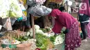 Seorang pembeli memilih sayur mayur di salah satu lapak Pasar Mega, Gunung Putri, Kabupaten Bogor, Jawa Barat, Senin (5/9/2022). Satu hari setelah pengumuman kenaikan harga BBM, harga sejumlah kebutuhan pokok dan sayur mayur juga mengalami kenaikan . (Liputan6.com/Magang/Aida Nuralifa)