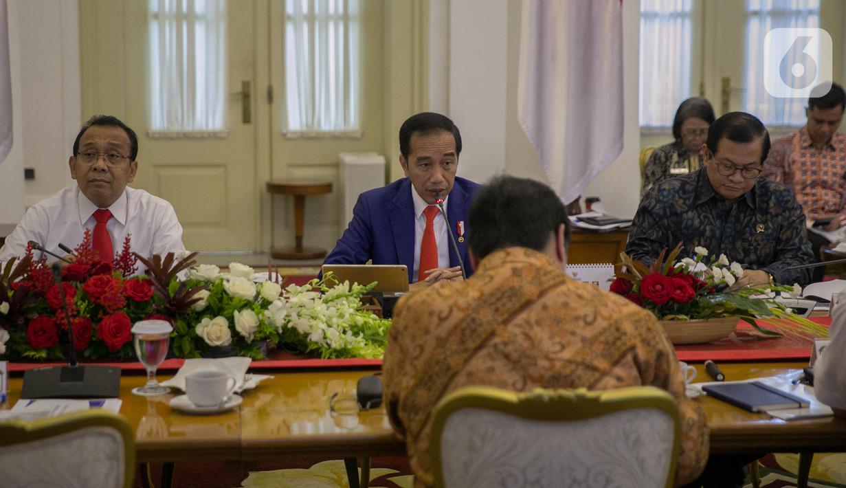 Presiden Joko Widodo memimpin rapat terbatas di Istana Kepresidenan Bogor, Jakarta, Selasa (4/2/2020). Jokowi menegaskan, pemerintah telah mengambil langkah-langkah tegas dalam mencegah penyebaran virus corona di Indonesia. (Liputan6.com/Faizal Fanani)