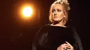 Saat perform di Los Angeles pada Agustus 2016, Adele mengatakan bahwa ia sangat menyuikai the Kardashians. (CHRISTOPHER POLK/GETTY IMAGES NORTH AMERICA/AFP)