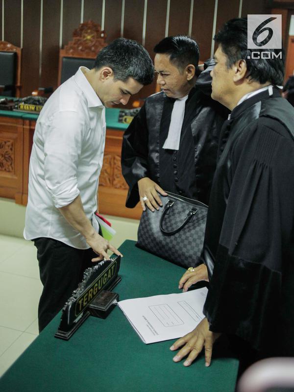Artis Steve Emmanuel (kiri) mendengarkan kuasa hukumnya saat sidang putusan kasus narkoba di PN Jakarta Barat, Selasa (16/7/2019). Steve diganjar hukuman 9 tahun kurungan penjara dan denda Rp 1 miliar karena terbukti bersalah menyalahgunakan narkoba jenis kokain. (Liputan6.com/Faizal Fanani)