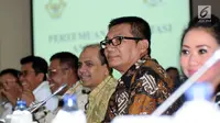 Ketua Pansus Angket KPK, Agun Gunanjar jelang rapat koordinasi dengan BPK RI di Gedung BPK RI, Jakarta, Selasa (4/7). Pertemuan tersebut berlangsung tertutup. (Liputan6.com/Helmi Fithriansyah)