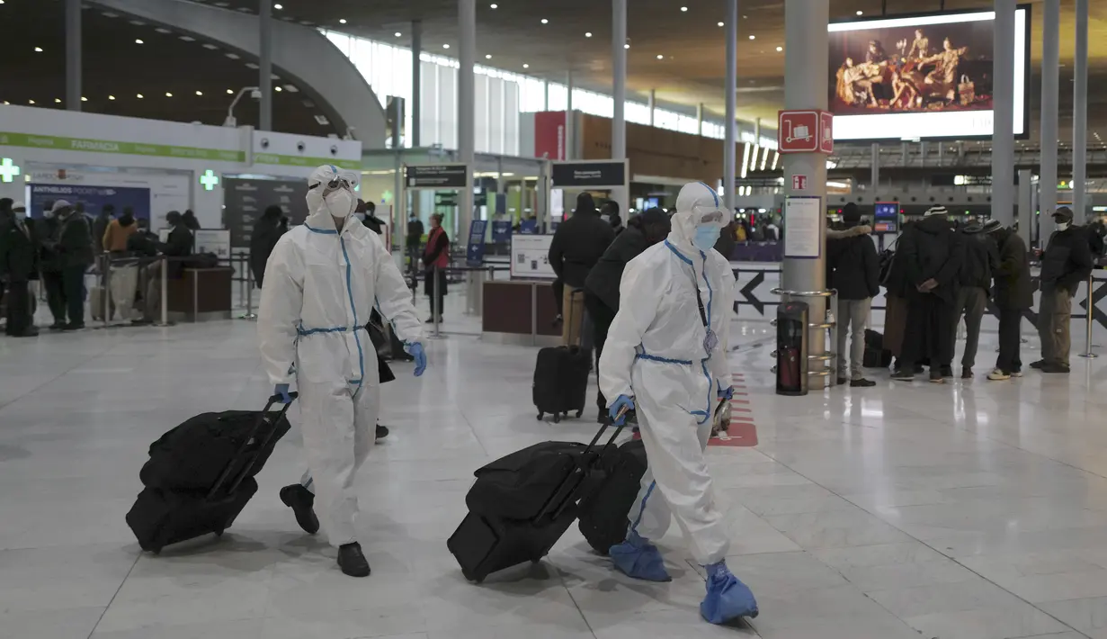 Penumpang dari Taiwan yang mengenakan APD lengkap tiba di Bandara Paris Charles de Gaulle di Roissy, Paris, Senin (1/2/2021). Prancis telah menutup perbatasannya untuk mayoritas negara non-Uni Eropa akibat situasi pandemi dan kekhawatiran penyebaran varian baru Covid-19.  (AP Photo/Francois Mori)