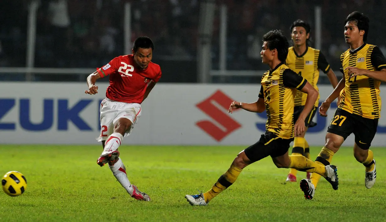Muhammad Ridwan. Pemain sayap yang pensiun dari Timnas Indonesia di 2014 ini mampu mencetak 2 gol saat melawan Malaysia di Piala AFF 2010. Satu gol dicetak di penyisihan grup (1/12/2010), skor akhir 5-1 dan 1 gol lagi di final leg kedua (29/12/2010), skor akhir 2-1 untuk Indonesia. (AFP/Adek Berry)