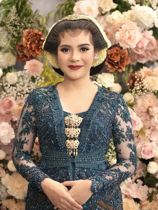Setelah prosesi siraman selesai, Sheila pun tampak elegan mengenakan kebaya navy berpayet dari Studioboh, dipadukan tiga bros berkaitan keemasan dan kain lilit batik coklat sebagai bawahannya. [@ambarpaes_jakarta]