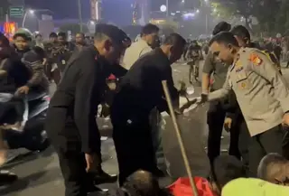 Wakapolda Metro Jaya Brigjen Pol Dekananto Eko Purwono turun langsung memunguti sampah yang berserakan usai demo (Istimewa)