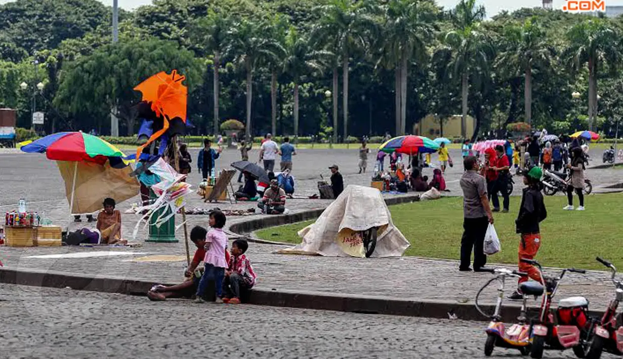 Di sisi lain tampak ramai pedagang yang menggelar lapak dagangannya berharap   ada pengunjung yang membeli (Liputan6.com/Faizal Fanani)