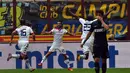 Pemain depan Cagliari, Marco Sau (kedua dari kiri), merayakan golnya ke gawang Inter Milan di laga lanjutan Serie A Italia di Stadion San Siro, Milan, (28/9/2014). Inter Milan kalah 1-4 dari Cagliari. (AFP PHOTO/Giuseppe Cacace)