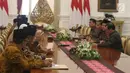Suasana pertemuan Presiden Joko Widodo dengan pengurus Lembaga Persahabatan Organisasi Kemasyarakatan Islam (LPOI) di Istana Merdeka, Jakarta, Selasa (22/1). LPOI mendoakan Jokowi kembali terpilih menjadi Presiden Indonesia. (Liputan6.com/Angga Yuniar)