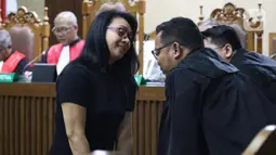 Terdakwa suap revitalisasi Pasar Lirung dan Pasar Beo Kabupaten Kepulauan Talaud TA 2019, Sri Wahyumi Maria Manalip saat menjalani sidang putusan di Pengadilan Tipikor, Jakarta, Senin (9/12/2019). Wahyumi dihukum empat tahun enam bulan penjara, denda Rp 200 juta. (Liputan6.com/Helmi Fithriansyah)