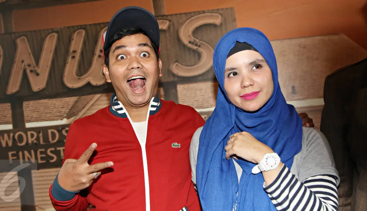 Presenter Indra Bekti didampingi istrinya Aldila Jelita usai konferensi pers di Jakarta, Senin (1/2). Konpers terkait dugaan pelecehan seksual terhadap Lalu Gigih Arsanofa. (Liputan6.com/Immanuel Antonius)