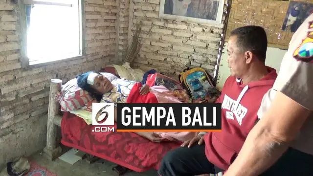 Seorang Warga Desa Wonosobo Banyuwangi luka tertimpa bangunan rumah saat getaran gempa Nusa Dua mengguncang wilayahnya. Meski selamat sang Ibu mengalami luka di kepala dan kaki.