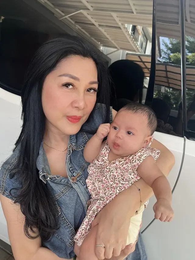6 Potret Ibunda Larissa Chou Momong Baby Alesha Sang Cucu, Dipuji Awet Muda