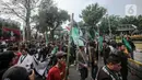 Sejumlah massa yang tergabung dalam Himpunan Mahasiswa Islam (HMI) menggelar aksi di depan Patung Kuda, Jakarta, Senin (29/8/2022). Mereka menolak rencana pemerintah untuk menaikkan harga BBM bersubsidi karena akan mengorbankan kondisi ekonomi rakyat, terutama masyarakat kelas menengah ke bawah dan pelaku Usaha Mikro Kecil Menengah (UMKM), yang belum sepenuhnya pulih akibat terpaan pandemi COVID-19. (Liputan6.com/Faizal Fanani)
