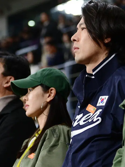 Sedangkan Son Ye Jin pun tampil dengan sporty look. Ia mengenakan baseball jacket berwarna hijau yang dipadukan dengan topi yang juga berwarna hijau serasi. [Foto: Instagram/notyourfairytale]