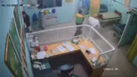 Detik-Detik Pemukulan Perawat Covid-19 di Garut Terekam CCTV