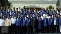 Ketum DPP Partai Demokrat Susilo Bambang Yudhoyono (tengah) serta para kader dan calon kepala daerah, foto bersama usai penutupan Rapat Pleno Partai Demokrat di Hotel Grand Yasmin, Cianjur, Jawa Barat, Minggu (30/8/2015). (Liputan6.com/Helmi Afandi)