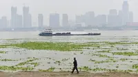 Kapal berlayar di Sungai Yangtze, China. (Reuters)