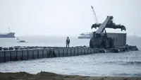 Angkatan Laut dan Korps Marinir akan mengadakan latihan logistik di atas pantai dengan mengangkut perbekalan melalui tongkang ponton. (Woohae Cho/Pool Photo via AP)