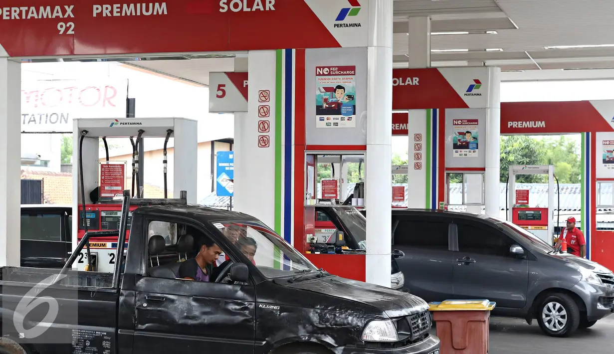 Sejumlah kendaraan saat mengisi BBM di SPBU Veteran, Jakarta, Kamis (9/6). Kegiatan ini untuk memberi pemahaman lebih baik terhadap masyarakat tentang cara kerja mesin dispenser BBM yang benar. (Liputan6.com/Immanuel Antonius)