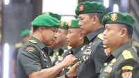 Kepala Staf Angkatan Darat (KSAD) Jenderal TNI Agus Subiyanto memimpin sertijab tiga jabatan tinggi di TNI AD. Brigjen TNI Kristomei Sianturi didapuk menjadi Kadispenad. (Foto: TNI AD)